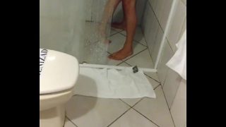 Corno no motel filmando a puta dando pra outro no banheiro